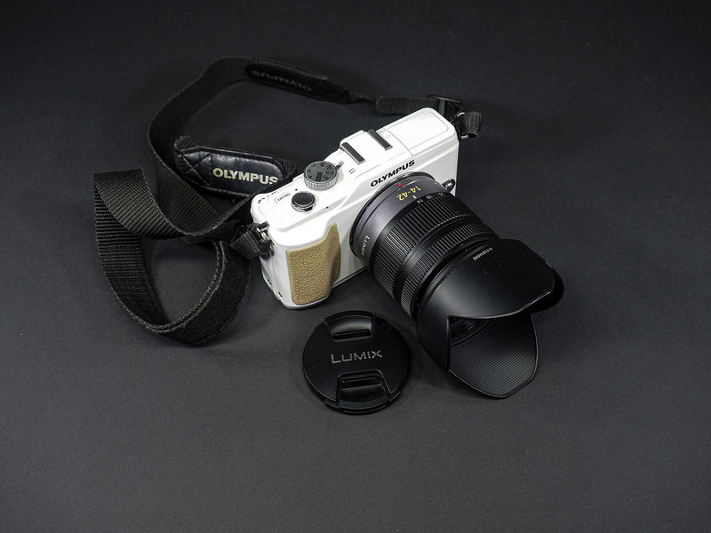 Olympus PEN E-PL2 - белая тушка-боди, чертовски красивая:))